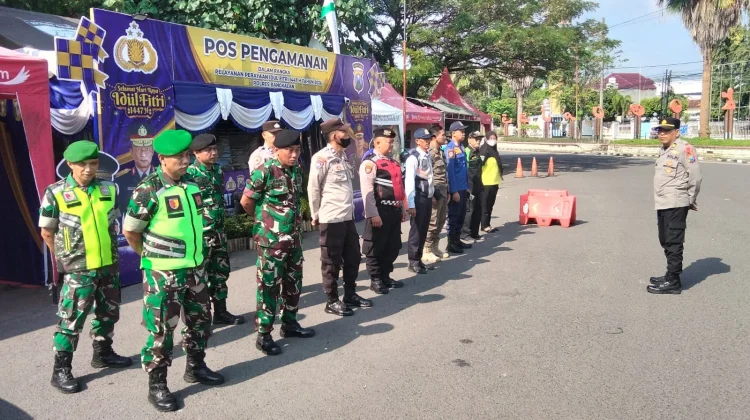 Sinergitas TNI-Polri Bangkalan Amankan Pos Pelayanan Idul Fitri