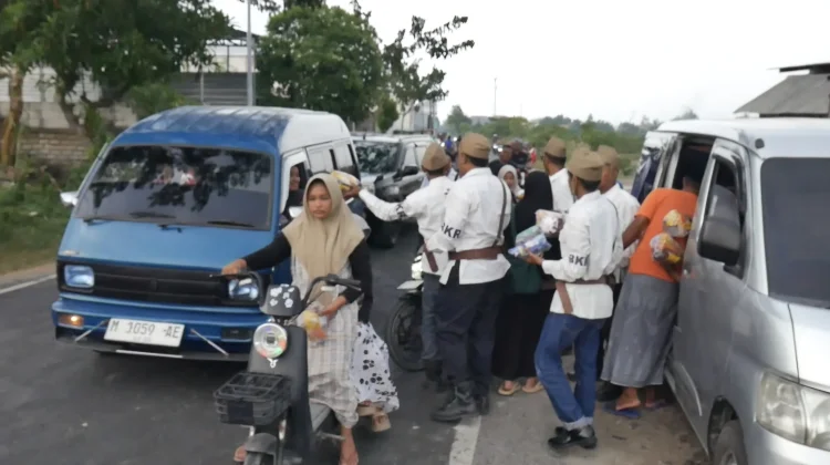 Bagikan Takjil dengan Kostum Unik