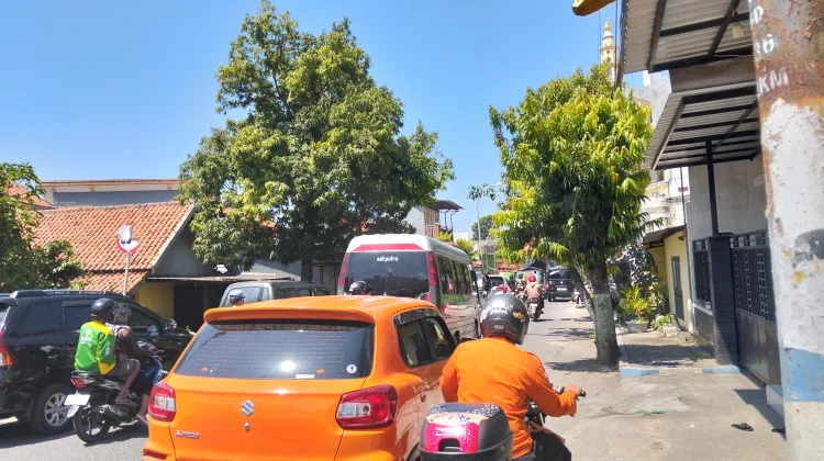 Kemacetan Panjang Warnai Akses Pasar Srimgunan Sampang