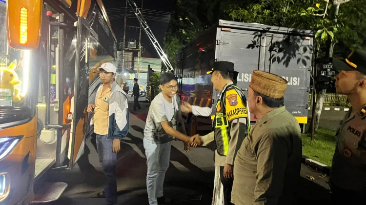 Polres Sampang Beri Pelayanan Sambut Pemudik Gratis