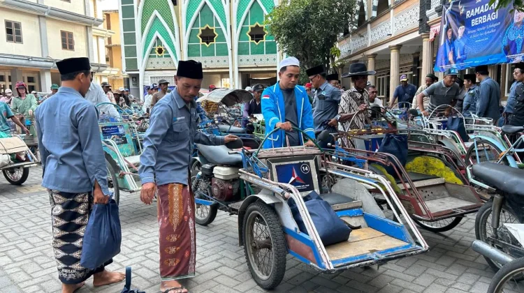 Berbagi Ramadan, Ratusan Abang Becak di Bangkalan Tersenyum Bahagia