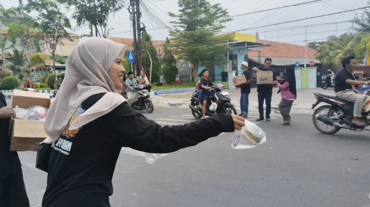 Berawal Seribu Rupiah, Paguyuban CFD Sampang Berbagi Takjil dan Santuni Anak Yatim