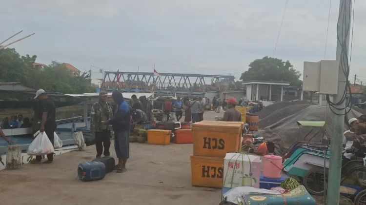 H-3 Lebaran Pelabuhan Tanglok Sampang Dipadati Pemudik