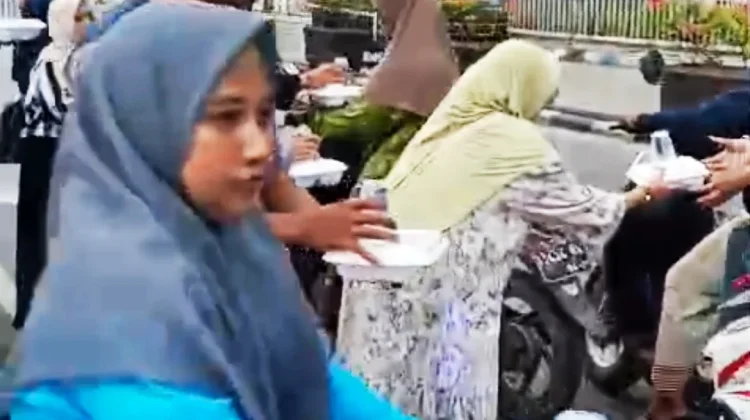 Teman Tuli Gerkatin Sampang Bagikan Ratusan Takjil kepada Masyarakat