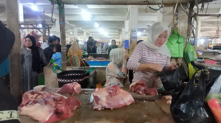 Harga Daging Naik, Pasar Srimangunan Sampang Padat