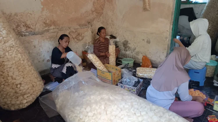 Permintaan Kerupuk Rambak Meningkat jelang Idul Fitri di Sumenep