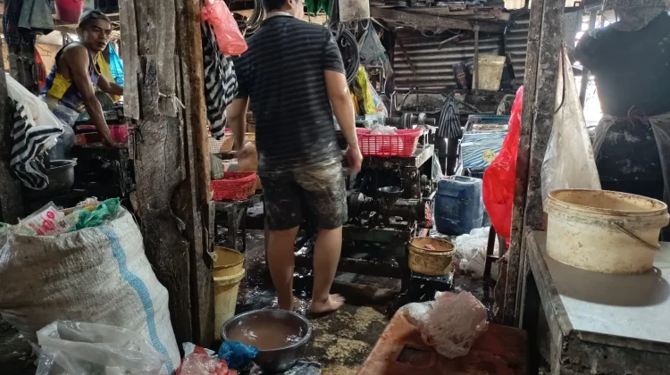 Penggilingan Daging Diserbu Warga jelang Lebaran di Sumenep