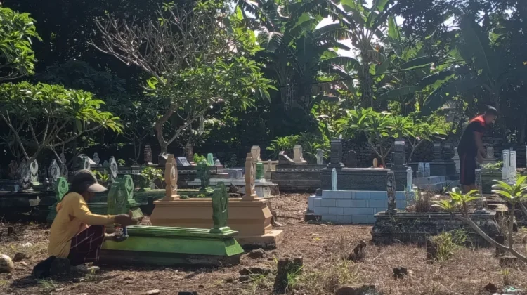 Tradisi Bersih Makam Hidup di Akhir Ramadan