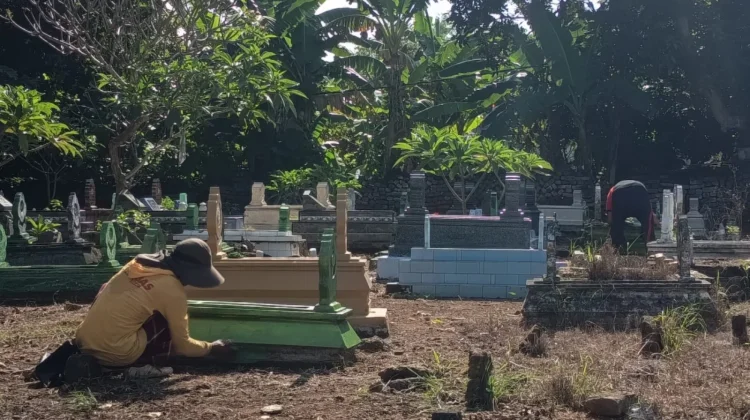 Warga Saroka Cat Makam Leluhur sebagai Bentuk Penghormatan
