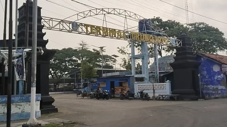 Armada dan Penumpang Terminal Sampang Menurun pada H-1 Lebaran