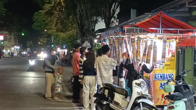 Malam Takbiran, Penjual Kembang Api di Sampang Ramai Pembeli