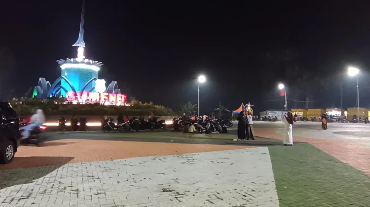 Malam Takbiran, Tugu Keris Sumenep Dipadati Warga
