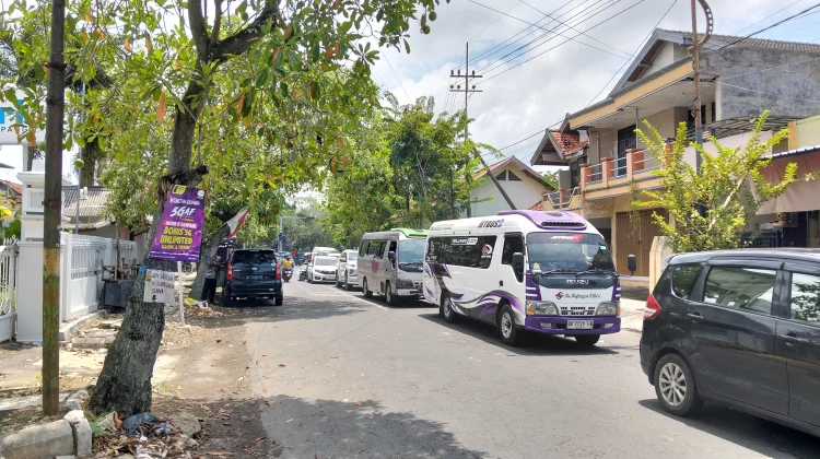 H+1 Lebaran, Arus Lalin di Sampang Ramai
