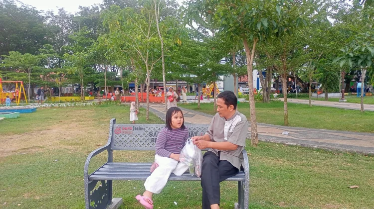 Menikmati Libur Lebaran di Alun-alun Trunojoyo Sampang