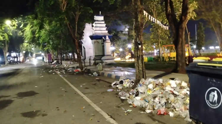 Keramaian Pengunjung Alun-alun Trunojoyo Sampang Sisakan Tumpukan Sampah