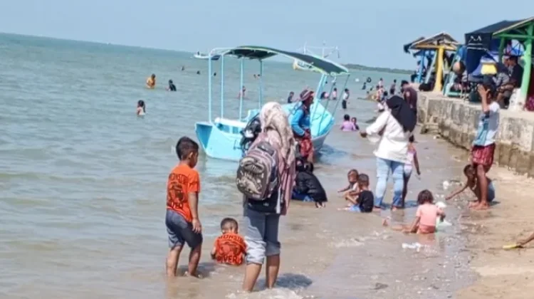 Libur Lebaran, Pantai Jumiang Pamekasan Ramai Pengunjung