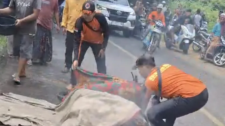 Sigap di Jalan, BPBD Sampang Tangani Motor Terbakar