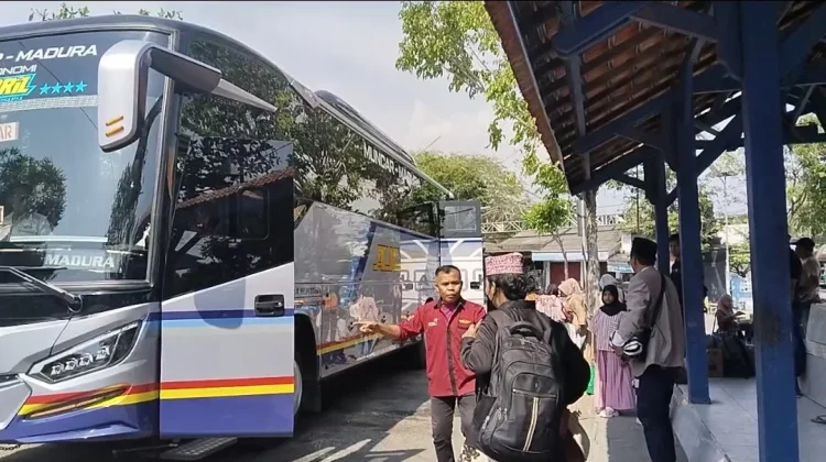 Lonjakan Penumpang Terminal Trunojoyo Sampang jelang Lebaran Ketupat