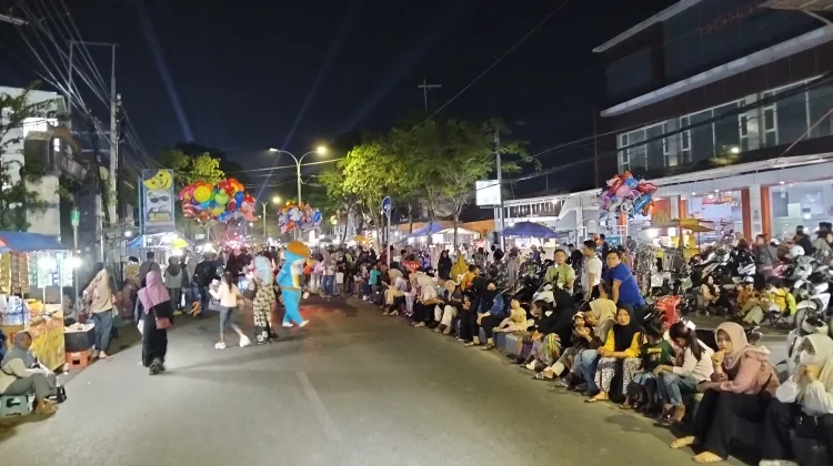 Ribuan Penonton Memadati Sepanjang Rute Parade Musik Daul di Sampang