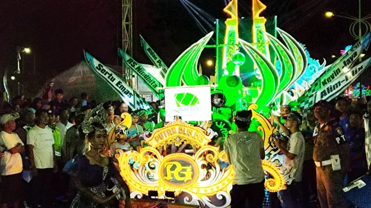 Meriah, Lautan Penonton Padati Parade Daul Combo Sampang