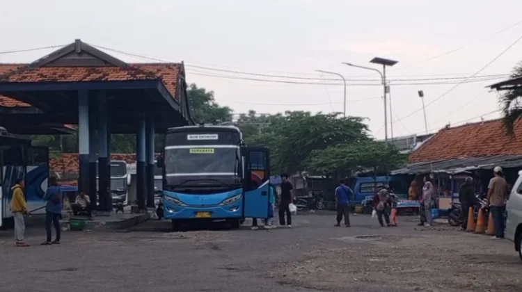 Arus Mudik dan Balik Lebaran Penumpang di Terminal Ronggosukowati Pamekasan Naik