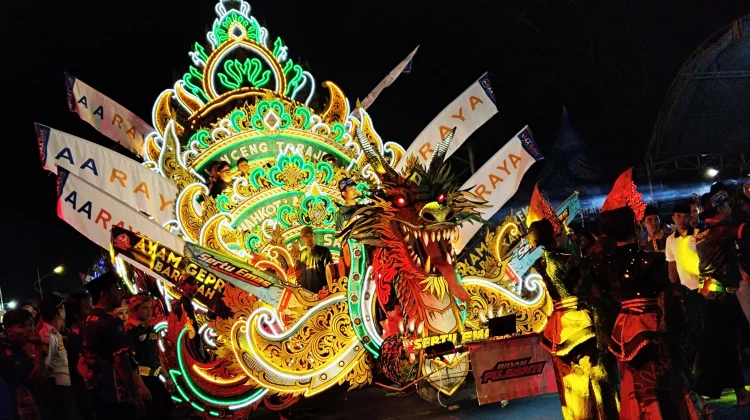 Spektakuler! Malam Kedua Parade Daul Sampang Ubah Kota Menjadi Lautan Budaya