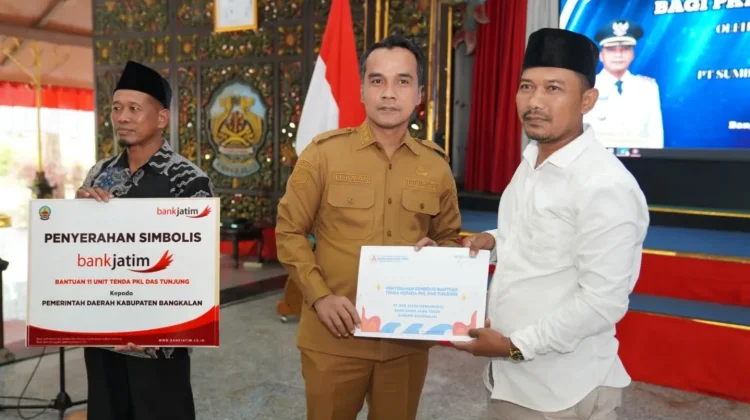 Bupati Bangkalan Dukung PKL Lewat Bantuan Tenda