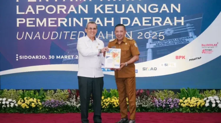 Bupati Sampang Serahkan LKPD Unaudited 2025