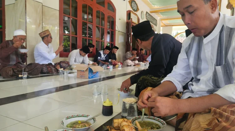 Membedah Sosiologi Tradisi Lebaran Ketupat
