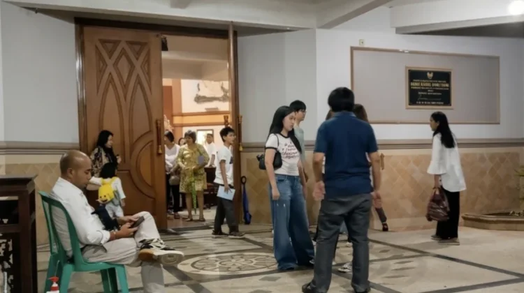 Babinsa Pastikan Ibadah Kamis Putih di Bangkalan Berjalan Kondusif
