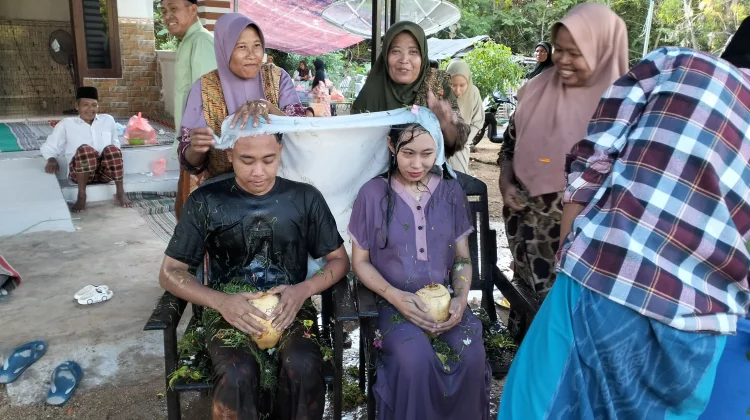 Nilai Kebaikan dari Tradisi Mandi Tujuh Bulanan