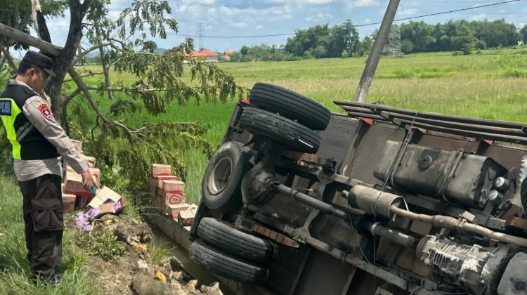 Diduga Sopir Mengantuk, Truk Jatuh ke Parit di Jrengik Sampang
