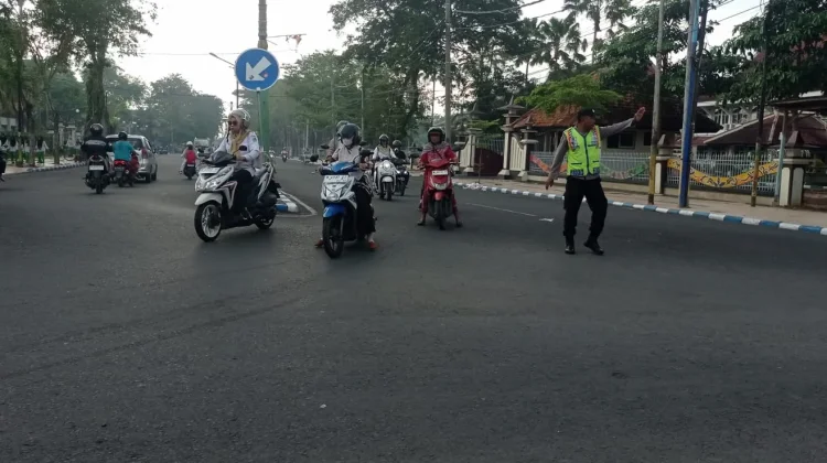 Polres Pamekasan Konsisten Laksanakan Pengaturan Lalu Lintas