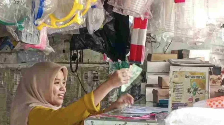 Lonjakan Harga Plastik 70%, Pemkab Sampang Dorong UMKM Pakai Paper Cup