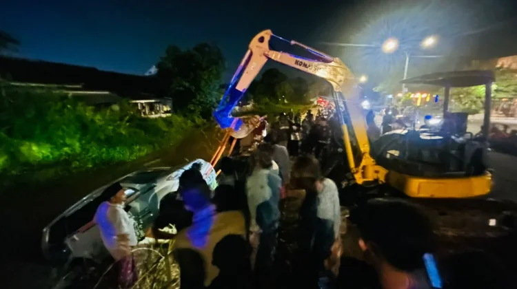 Mobil Avanza  Nyemplung ke Sungai di Bangkalan