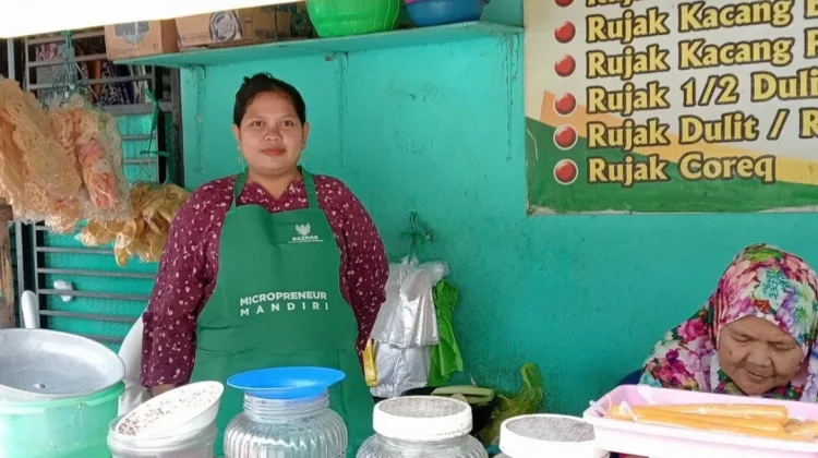 BAZNAS Bantu Kembangkan Usaha Rujak Tradisional di Sampang