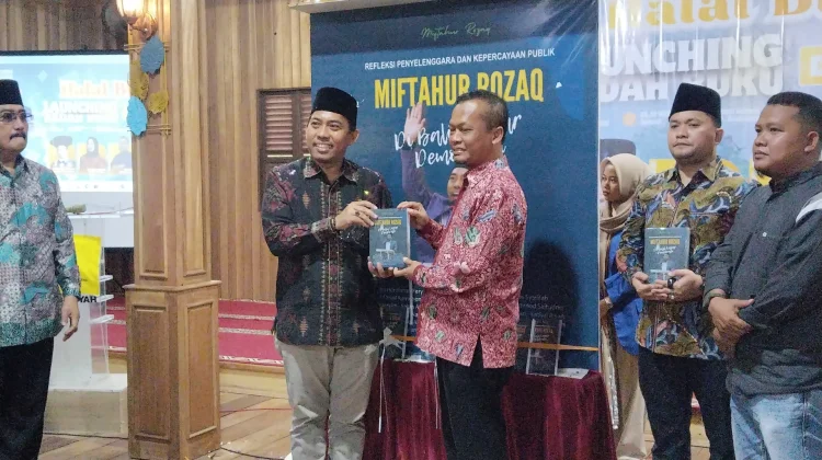 Luncurkan Buku "Di Balik Demokrasi", Perjalanan 18 Tahun Miftahur Rozaq  di KPU