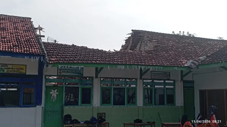 Hujan Disertai Angin, Ruang Kelas SDN Pangilen Ambruk