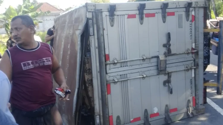 Truk Terguling di Sampang Diduga Muat Rokok Ilegal
