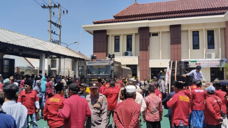 Vonis Samsul Picu Ricuh, Massa Geruduk PN Sampang