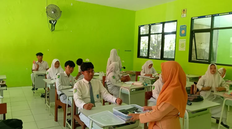 SMA Negeri 2 Sampang Kendalikan Gadget dengan Kotak Putih