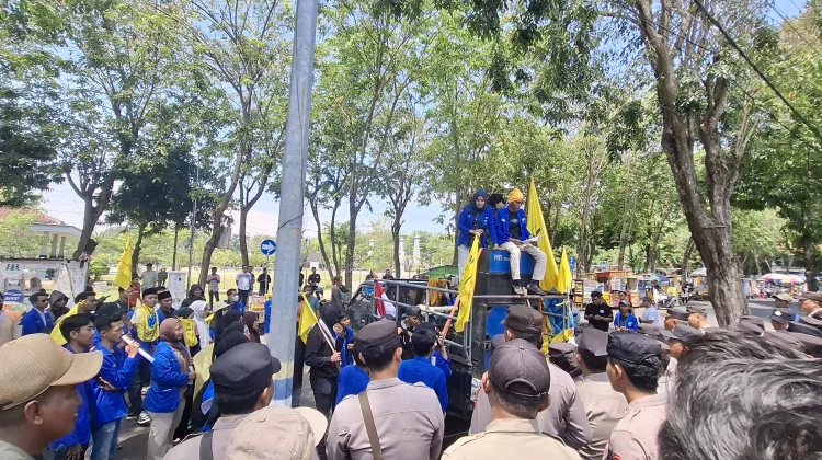 Mahasiswa Geruduk DPRD Soroti Krisis Lingkungan Sampang