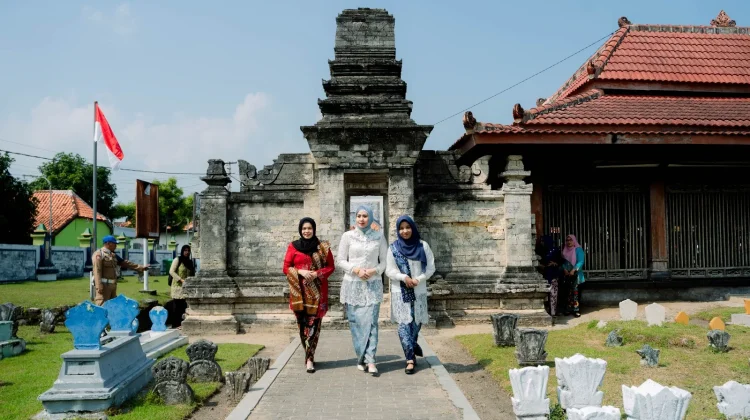 Hari Kartini, DWP dan TP PKK Sampang Ziarah ke Makam Rato Ebuh