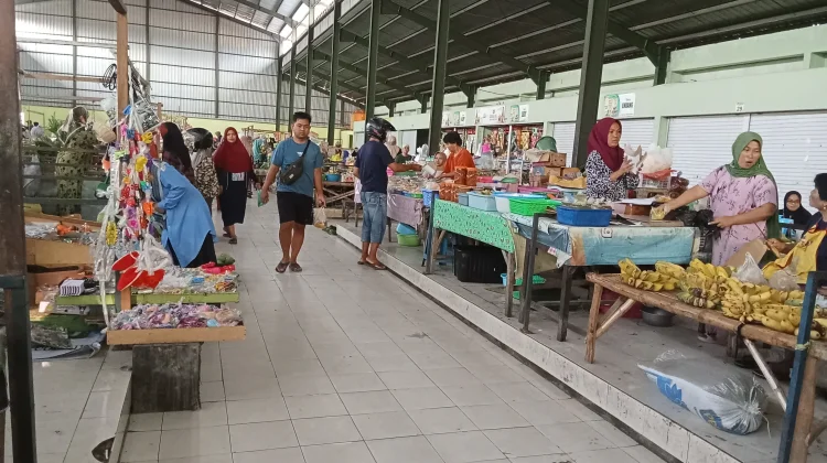 Pasca Plastik Naik Pedagang Sampang Beralih ke Daun