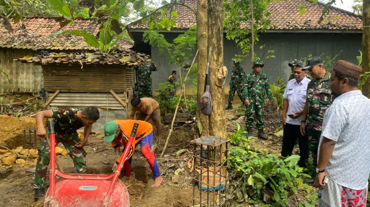 Kasdim Bangkalan Tinjau TMMD ke-128, Serahkan Bantuan ke Warga