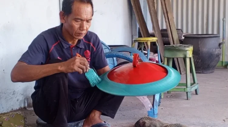 Warga Pamekasan Olah Ban Bekas Jadi Tempat Sampah