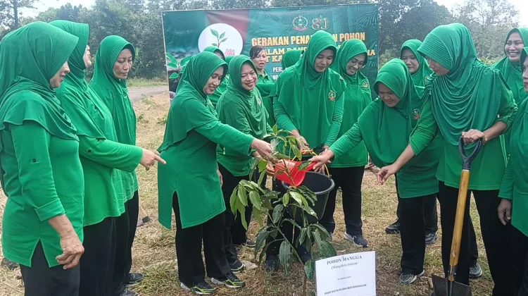 Hijaukan Bumi Kamal, Persit KCK Bangkalan Tanam Bibit Mangga