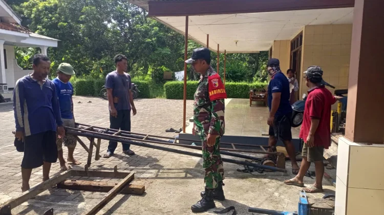 Anggota TNI dan Warga Bangkalan Bangun Sumur Bor dan Tandon Air