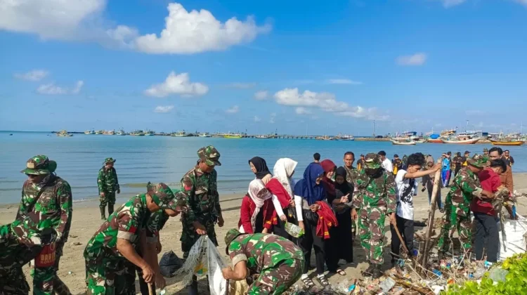 TNI dan Mahasiswa Bersih-bersih Pantai di Pamekasan