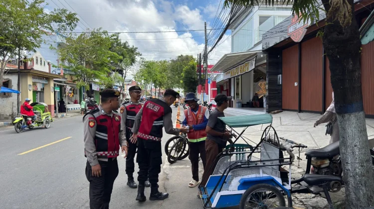 Polisi di Sampang Patroli sambil Berbagi